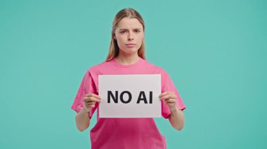 Sarışın, ciddi, genç bir kız, mavi duvarda el yapımı 