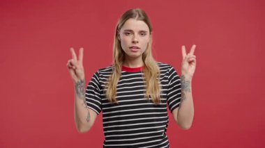 Eli Elli Alaycı Kadın Havaya Parmaklıyor Kırmızı Üzerine Hareketler, İğneleme. Yüksek kalite 4k görüntü