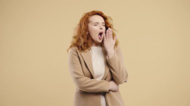 Kıvırcık kızıl saçlı genç bir kadın sıkıntısını belli ediyor, esneme numarası yapıyor ve ilgisizliğini gösteriyor. İğneleme, sosyal gerilim, ironi ya da içerikteki sahte tepkiler için mükemmel