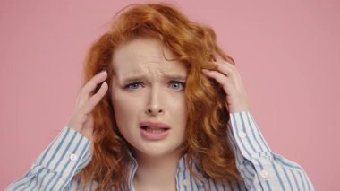 Stresli Karamsar Kadın, Panik, Umutsuzluk. Korku, drama, başarısızlık hisseden kız, pembe arka planda sorunlar. Yüksek kalite 4k görüntü