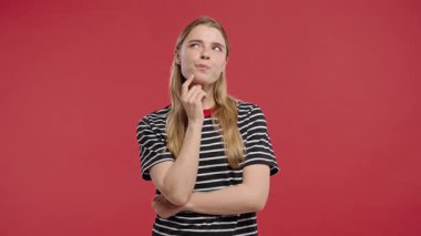 Mutlu bir kadının aklına Eureka anı gelir, kırmızı arka planı işaret eder. Akıllı bir bayan cevap veriyor ya da ne unuttuğunu hatırlıyor, hafıza konsepti. Yüksek kalite 4k görüntü