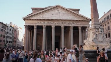 Roma, İtalya - 25 Eylül 2025. Roma 'daki Pantheon, turistler toplanır, yürür, antik tapınağın fotoğrafını çeker. Büyük girişi ve devasa kubbesi, şehrin kalbinde ebedi editör sahnesi..
