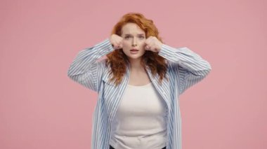 Güzel kızıl model gerçek bir şaşkınlık gösteriyor, gözleri siliyor ve merakla önümüze bakıyor. Keşif, güvensizlik, görsel berraklık, duygusal uyanış.