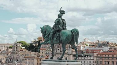 Roma, İtalya - 25 Eylül 2025. Tarihi askeri figürün bronz binicisi heykeli. Kubbeler, eski binalar, yumuşak bulutlar şehrin anıtsal mimarisi ve mirasının ebedi manzarasını yaratıyor..