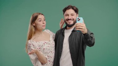 Mutlu çift kamerayla konuşurken görüntülü konuşma yapar, selfie çeker ya da blog yazarları olarak yeşil stüdyo arka planında video blogu kaydeder. Yüksek kalite 4k görüntü