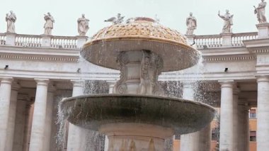 Eski çeşme, Vatikan 'da sütunları olan güzel bir bina. Roma mimarisi ve dönüm noktası. Avrupa şehrinde su damlaları ve taş yüzeyler damlıyor. Yüksek kalite 4k görüntü