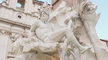Roma, İtalya - 25 Eylül 2025. Navona Meydanı 'ndaki Dört Nehir Pınarı' ndan River God heykelinin ayrıntıları. Heykeltraş edilmiş kayalara yaslanmış mermer figürler, sergilenen Barok sanatları, dramatik biçimler..