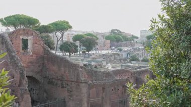 Roma, İtalya - 25 Eylül 2025. Roma Forumu 'nun geniş manzarasında antik kalıntılar, taş sütunlar, sıcak güneş ışığıyla yıkanmış tarihi yerler sergileniyor. Turistler ikonik arkeolojik alanı keşfediyorlar