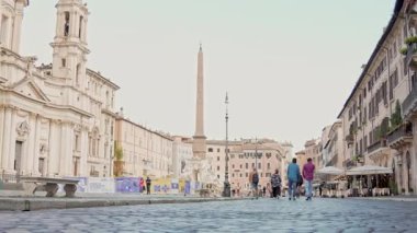 Roma, İtalya - 25 Eylül 2025. Piazza Navona turistlerin yürüdüğünü, rahatlattığını, çeşmelere ve zarif mimariye hayran kaldığını gösteriyor. Roma meydanı günlük hayatı, kültürü ve tarihsel cazibeyi yakalıyor..