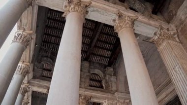 Roma 'daki Pantheon' un görkemli iç kolonları. Roma simgelerini vurgulayan seyahat, mimari, tarih, kültürel içerik