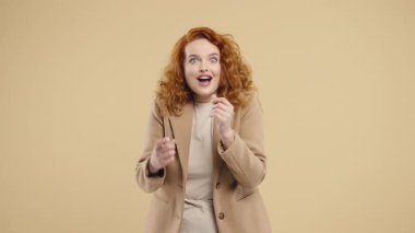 Resmi ceket giymiş bir iş kadınının stüdyo fotoğrafı anlamlı bir el hareketiyle tepki veriyor. Başlangıç videoları, fikir üretimi, reklamcılık, sosyal medya içeriği