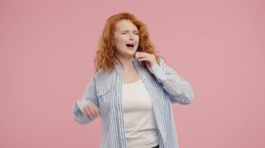 Uykucu kızıl saçlı kıvırcık kadın stresten ve uygun dinlenme eksikliğinden kaynaklanan huzursuz bir geceden sonra esniyor. Yaşam tarzı, sabah rutini, sağIık, rahatlama, gerçek hayatta duygusal. Yüksek kalite 4k