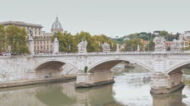 Gündüz vakti Tiber nehrinden Ponte Sant Angelo Roman Köprüsü 'nü ziyaret ediyorum. Yüksek kalite 4k görüntü