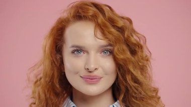 Sıcak ve samimi bir gülümseme gösteren neşeli genç bir kadının sıkı portresi. Doğal, güzellik çeşitliliği, kendine güven, cilt bakımı, duygular, kapsayıcı reklam içeriği