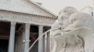 Roma 'da Fontana del Pantheon, ikonik Pantheon' dan önce Barok heykelleri ve merkezi dikilitaş seti. Tarihi kare, zamansız Roma cazibesi.