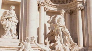 Roma 'daki Trevi Çeşmesi' nin güzel görüntüleri barok heykellerini, akan suyunu ve ikonik mimarisini sergiliyor. Seyahat, turizm, tarih ve sinema içeriği için mükemmel