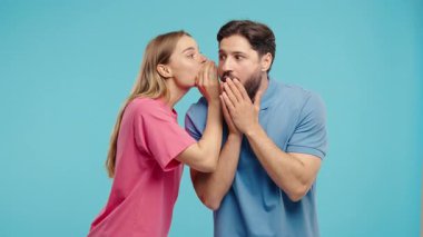 Dedikoducu Kadın Erkek Arkadaşlarına Fısıldıyor Kulak Sırrı, Dedikodular, Dedikodular, Mavi Stüdyo. Güzel bayan ve yakışıklı adam. Komplo konsepti. Yüksek kalite 4k
