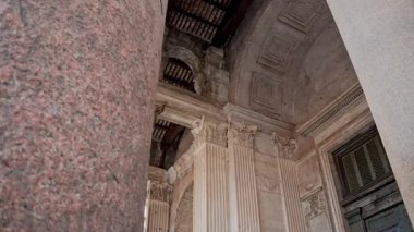 Roma 'daki Pantheon' un görkemli iç kolonları. Roma simgelerini vurgulayan seyahat, mimari, tarih, kültürel içerik