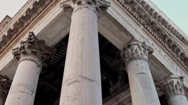 Roma 'daki Pantheon' un görkemli iç kolonları. Roma simgelerini vurgulayan seyahat, mimari, tarih, kültürel içerik