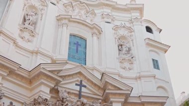 Roma 'daki Santa Maria Maddalena Barok cephesini süsleyin. Heykel kıvrımları, dekoratif heykeller, zarif detaylar, Roma Barok tarzını ılık gün ışığında sergilemek..