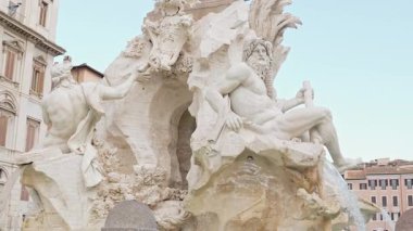 Piazza Navona 'daki Dört Nehir Çeşmesi' nde Berninis barok heykelleri sergileniyor. Merkezi dikilitaş, tarihi Roma 'nın canlı atmosferi.