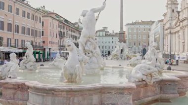 Roma, İtalya - 25 Eylül 2025. Piazza Navona 'daki Neptün Çeşmesi, barok heykeller, akan su ve ikonik kare atmosferi. Seyahat, tarih, kültürel içerik