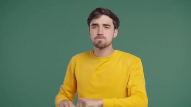 Aktif Pozitif Genç Dans, Yeşil Arkaplan. Komik Mutlu Adam, Harika Ruh hali. Yüksek kalite 4k görüntü