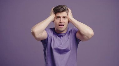 Stres, panik ve umutsuzluk içindeki sinirli, karamsar, olgun adam. Korkmuş adam dram, başarısızlık, menekşe arkaplanındaki sorunlar. Yüksek kalite 4k görüntü