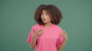 İşe yarar bir şey öneriyormuş gibi bir çözüm sunan bir kadın. Yardım ya da rehberlik teklif eden bayan.