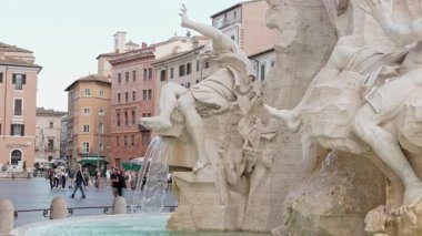 Roma, İtalya - 25 Eylül 2025. Navona Meydanı 'ndaki Dört Nehir Çeşmesi. Mermer figürler, desenli taş, akan su Bernini başyapıtının dramatik barok sanatını ön plana çıkarıyor..