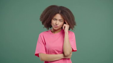 Mutlu kadının fikir üretme anı yeşil arka planı işaret ediyor. Akıllı bir bayan cevap veriyor ya da ne unuttuğunu hatırlıyor, hafıza konsepti. Yüksek kalite 4k