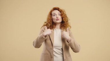 Hırslı kızıl, bencil iş kadını kendinden memnun. Yetişkin kadın kendini beğenmiş, gururlu. Bej rengi stüdyo geçmişiyle övünüyor. Bencillik, kibir konsepti.