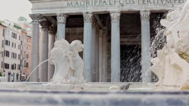 Roma, İtalya - 25 Eylül 2025. Roma 'da Fontana del Pantheon, ikonik Pantheon' dan önce Barok heykelleri ve merkezi dikilitaş seti. Tarihi kare, zamansız Roma cazibesi.