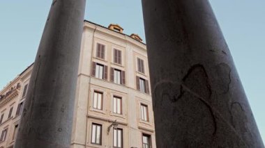 Pastel duvarları ve geleneksel ahşap panjurları olan klasik Roma yerleşim yerleri. Eski duvarcılık ve günlük Roma yaşamının cazibesi.