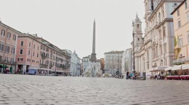 Roma, İtalya - 25.09.2025. Piazza Navona turistlerin yürüdüğünü, rahatlattığını, çeşmelere ve zarif mimariye hayran kaldığını gösteriyor. Roma meydanı günlük hayatı, kültürü ve tarihsel cazibeyi yakalıyor..