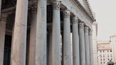 Roma 'daki panteon, devasa portico, devasa granit sütunlar, ikonik kubbe yapısı. Antik Roma tapınakları, klasik mimari, mühendislik ustalığı, zamansız tarih.
