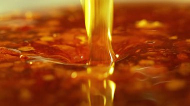 Bal damlıyor bal peteklerinden aşırı makro. Doğal arılar balmumu hücreler, altın nektar. Saf altın iksir. İnanılmaz lezzetli akış. Sarı arka plan. Yüksek kalite 4k görüntü