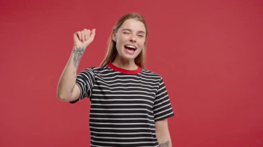 Kadın Dalgalar Elveda, Dostça Gülümseme, Kırmızıda Avuç İçi Hareketi, Ayrılık, kameraya söyle. Stüdyoda güzel bir bayan var. Yüksek kalite 4k