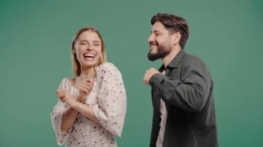 Olumlu Mutlu Genç Çift Dansı. Yeşil Stüdyo Duvarı. Müzik, dans, parti, aşk. Yüksek kalite 4k görüntü