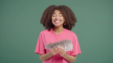 Yeşil banknotlar ve gelir ödemeleriyle ilgili nakit parası olan zengin Afrikalı kadın. İkramiye, kazanç, zafer, kazanan piyango, maaş sembolü. Yüksek kalite 4k