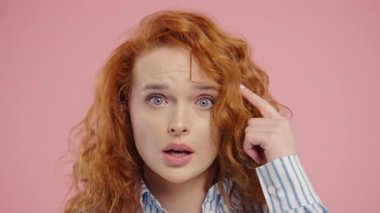 Akıllı Kadın Jest Gösteriyor - Sen, bir düşün. Çekici kızıl saçlı bayan kamerayı pembeye çevirmiş. Akıllıca düşünen biri. Yüksek kalite 4k
