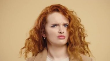 Ciddi bir kadın baş işareti olmadan onaylamıyor, onaylanmayacak şekilde başını sallıyor. Reddetmek, reddetmek, anlaşmazlık bej arka planda güzel bir iş kadınının portresi. Yüksek kalite 4k görüntü