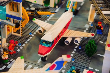 Prag, Çek Cumhuriyeti - 20 Aralık 2025. Dynamic Lego havaalanı diyoramalarında uçaklar, havaalanı çalışanları ve şehir binaları yer alıyor. Eğlenceli bir minyatür dünya seyahat, havacılık, yaratıcı hayal gücü.