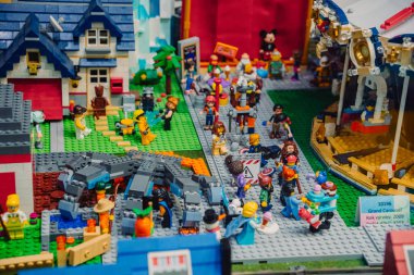 Prag, Çek Cumhuriyeti - 20 Aralık 2025. Canlı Lego eğlence parkı sahnesi küçük figürlerle gezintiler, yürüyen sokaklar ve renkli binaları keşfetmek. Oyun, neşe ve yaratıcılık temaları için mükemmel.