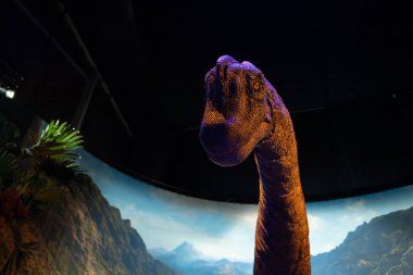 Madrid, İspanya - 18.12.2025. Gerçekçi boyuttaki Brachiosaurus Jurassic World 'de sergilendi. Ayrıntılı dokular ve ölçekler turistler, aileler, ikonik film bayiliğinin hayranları için bir cazibe yarattı.