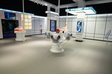 Madrid, İspanya - 18.12.2025. Jurassic Park filmlerinden, monitörlerden, kuluçka makinelerinden ve araştırma masalarından esinlenilen laboratuvarın iç görünümü. Ziyaretçiler ve hayranlar için sinematik genetik laboratuvar atmosferi.