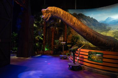 Madrid, İspanya - 18.12.2025. Gerçekçi boyuttaki Brachiosaurus Jurassic World 'de sergilendi. Ayrıntılı dokular ve ölçekler turistler, aileler, ikonik film bayiliğinin hayranları için bir cazibe yarattı.