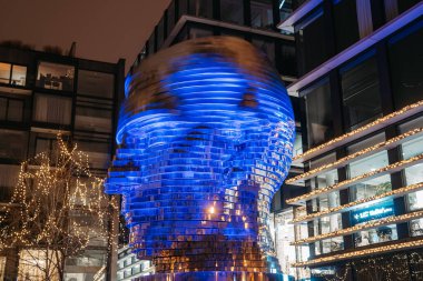 Prag, Çek Cumhuriyeti - 20 Aralık 2025. Franz Kafka 'nın Gece Vakti heykeli. Modern edebiyat, sürrealizm, şehir kültürü. Seyahat, kültür, yaratıcı görüntüler. Yüksek kalite