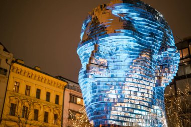 Prag, Çek Cumhuriyeti - 20 Aralık 2025. Franz Kafka 'nın Gece Vakti heykeli. Modern edebiyat, sürrealizm, şehir kültürü. Seyahat, kültür, yaratıcı görüntüler. Yüksek kalite