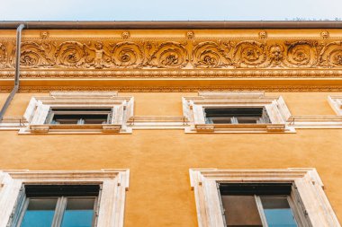 Roma 'da apartman binası caddeleri. Panjurlu pencereler. İtalya sokaklarındaki eski evlerin cepheleri. Seyahat kavramı.